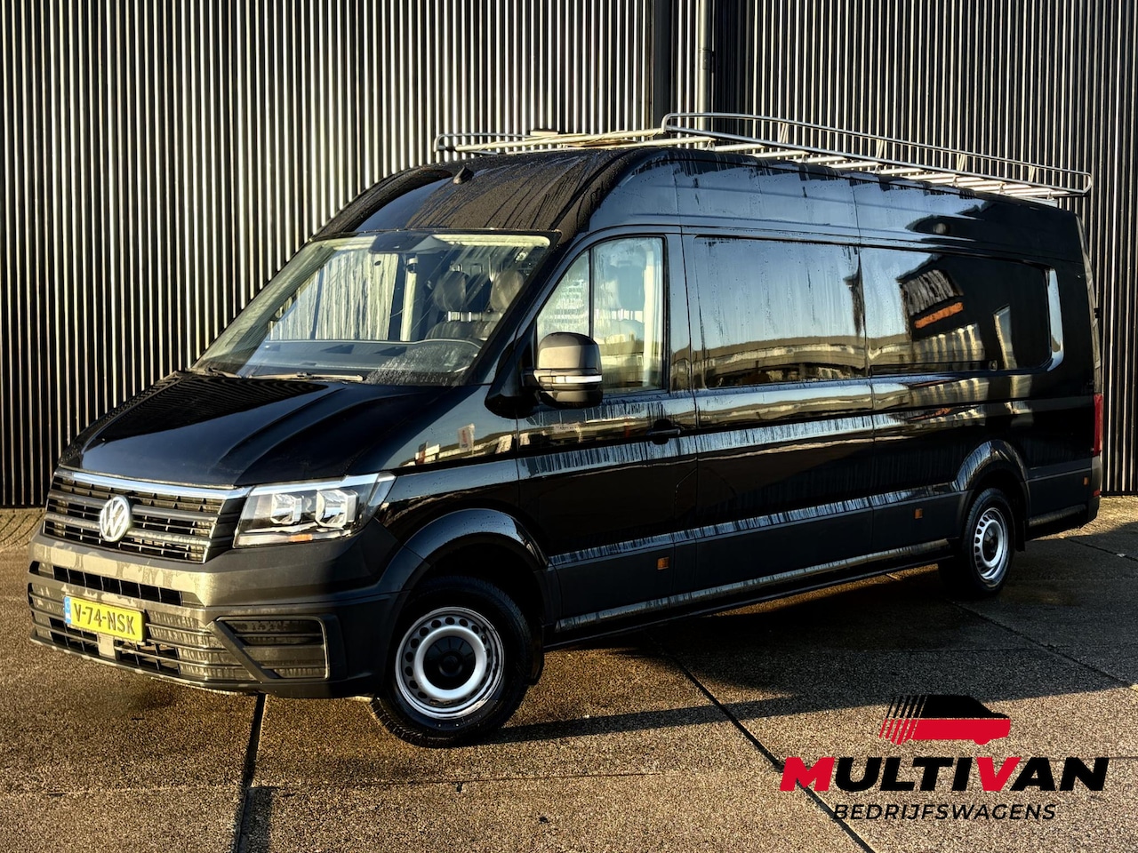 Volkswagen Crafter - 35 2.0 TDI L4H3 177PK AUTOMAAT | MOOIE UITVOERING | LUCHTVERING | ZWART | - AutoWereld.nl