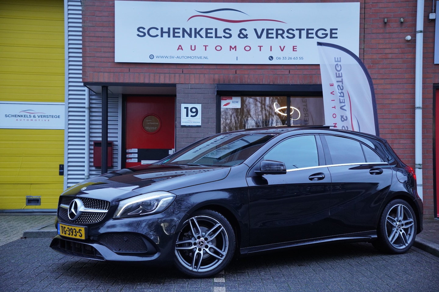 Mercedes-Benz A-klasse - 180 Business Solution AMG / Panoramadak / Harman Kardon / Camera / Cruise / Top Onderhoude - AutoWereld.nl