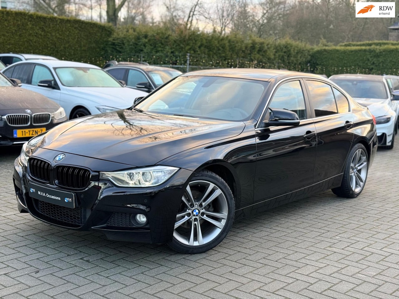 BMW 3-serie - 320i High Executive M Sportpakket|Leder|18 inch|Navigatie|Cruise control|Climate control|N - AutoWereld.nl