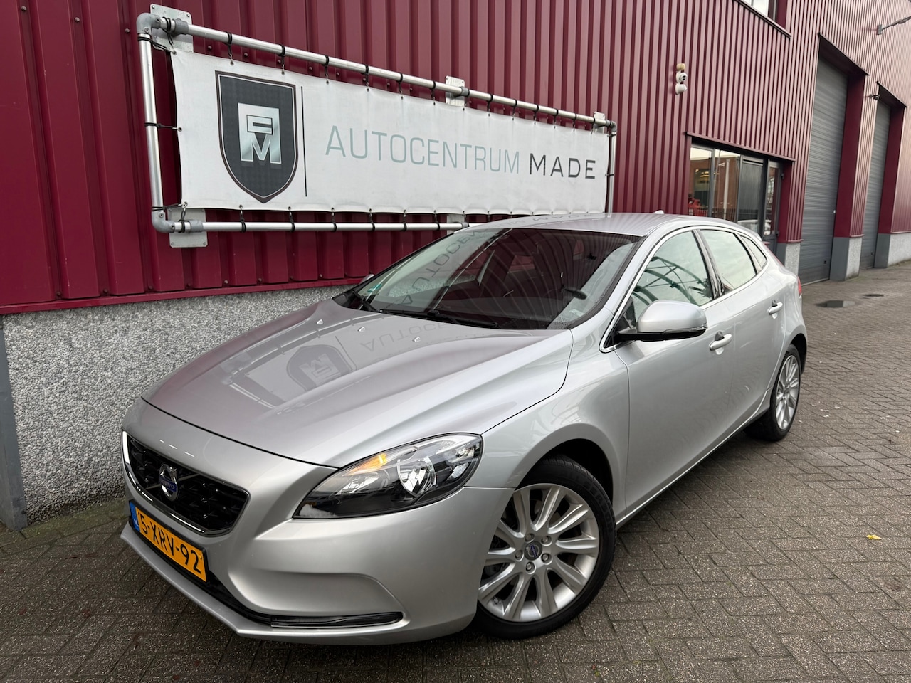 Volvo V40 - 1.6 T3 Momentum // 81 DKM NAP // Navi // Clima // PDC // Trekhaak - AutoWereld.nl
