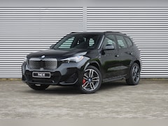 BMW iX1 - xDrive30 M Sport / Panoramadak / Sportstoelen / Achteruitrijcamera / M Adaptief onderstel