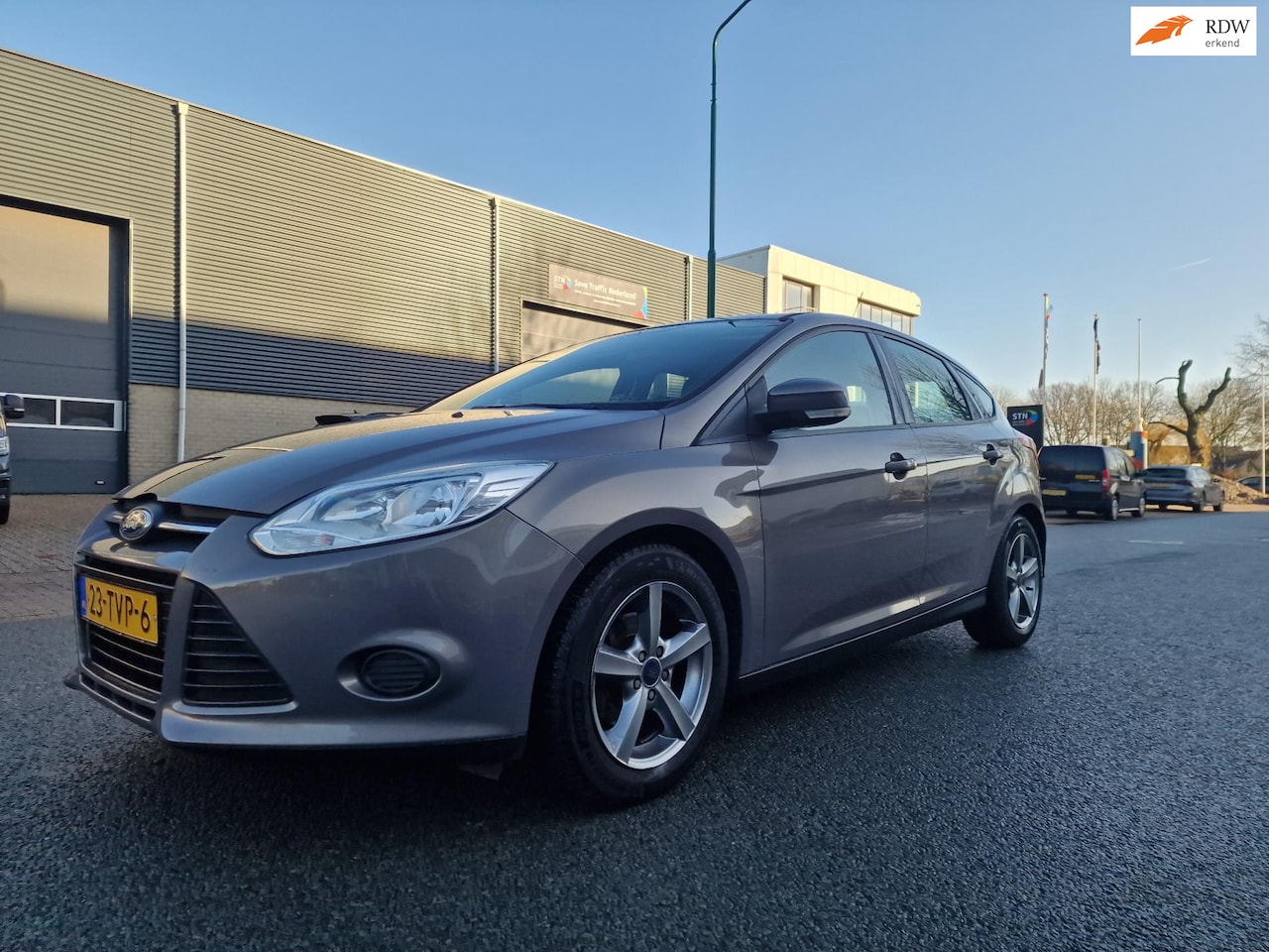Ford Focus - 1.0 EcoBoost NAVI PSENSOR CRUISE TREKHAAK 2 X SLEUTELS - AutoWereld.nl