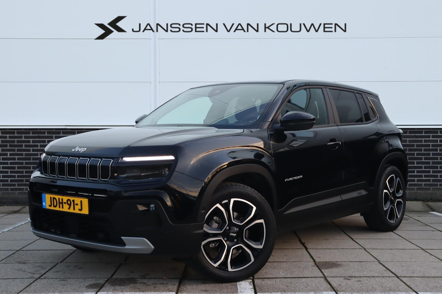Jeep Avenger - 1.2 e-Hybrid Summit * Trekhaak * Stoel Verwarming * Camera * - AutoWereld.nl