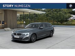BMW 3-serie Touring - 330e Automaat / Trekhaak / Achteruitrijcamera / Stoelverwarming / Widescreen Display / Air