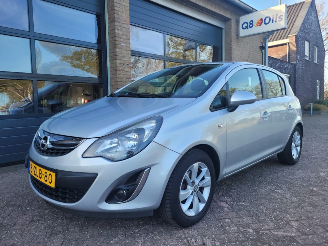 Opel Corsa - 1.2-16v Cosmo  5drs  Automaat  half leer, airco, - AutoWereld.nl