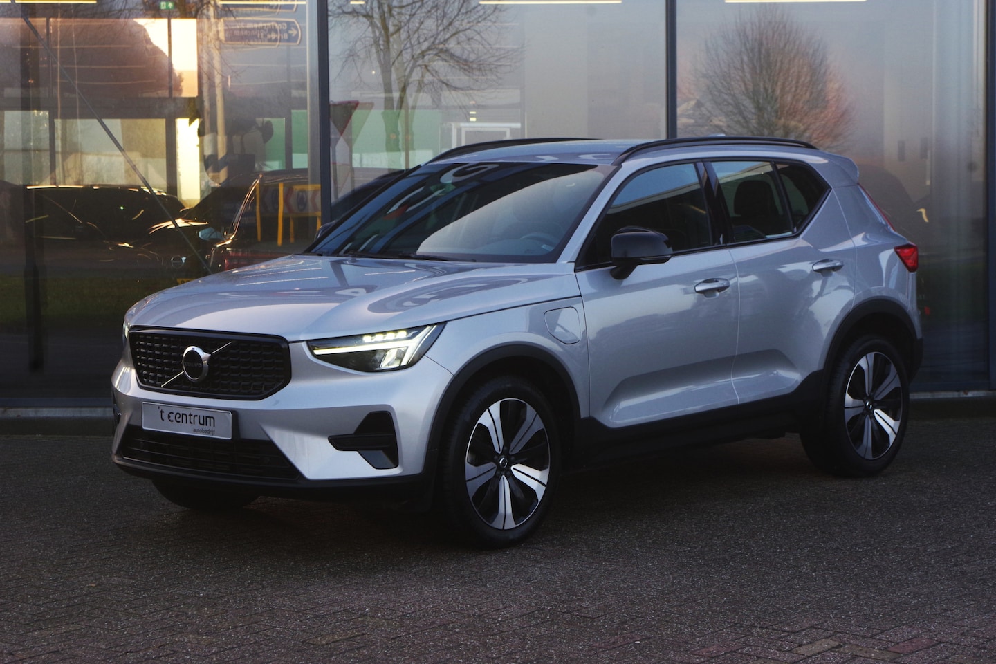 Volvo XC40 - 1.5 T5 262 PK Plug-In Hybrid Plus Dark, Leder-Alcantara, Harman/Kardon Sound, Winterpakket - AutoWereld.nl