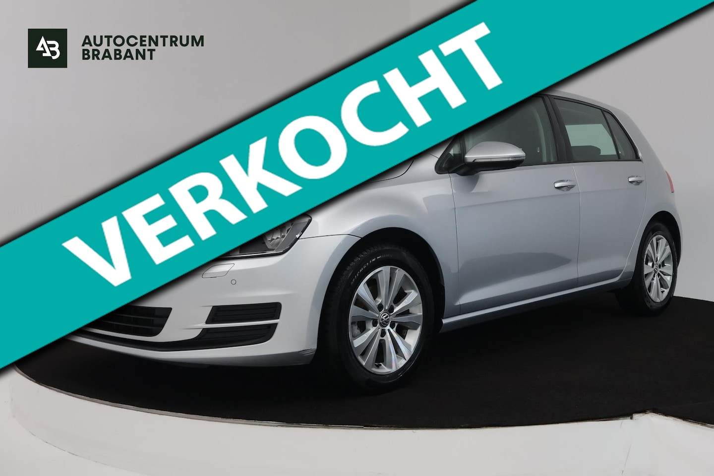 Volkswagen Golf - 1.2 TSI Connected Series (STOELVERWARMING, AUTOMAAT, NAVIGATIE CARPLAY, PARKEERSENSOREN) - AutoWereld.nl