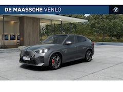 BMW iX2 - eDrive20 High Executive M Sport / Panoramadak / Trekhaak / Sportstoelen / M Adaptief onder