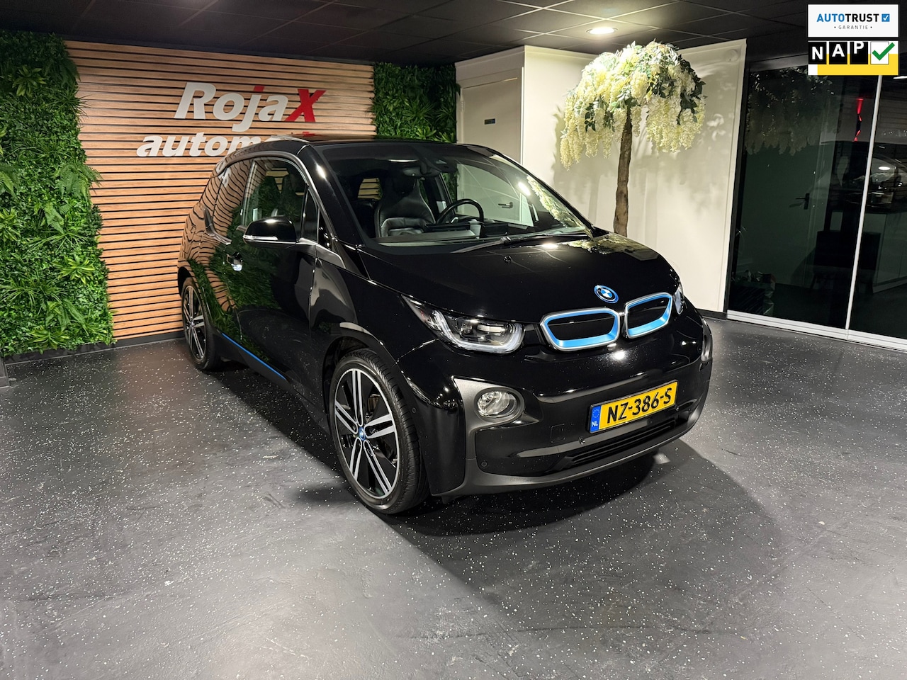 BMW i3 - Basis 94Ah 33 kWh LEDER - SCHUIFDAK - HARMAN KARDON - CAMERA. - AutoWereld.nl