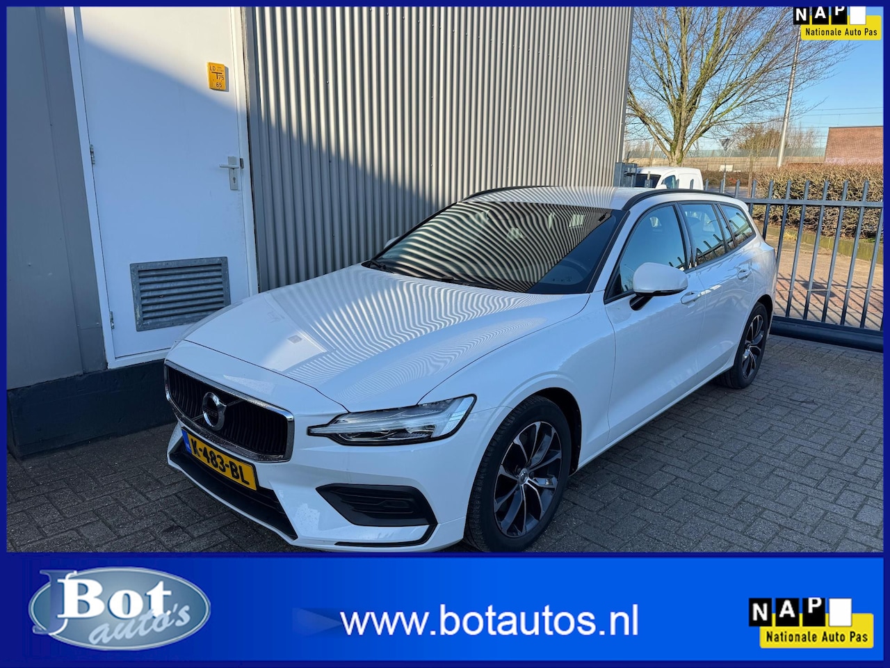 Volvo V60 - 2.0 B3 Momentum Advantage ECC / CRUISE / NAVI / CAMERA / SENSOREN / TREKHAAK / LMV - AutoWereld.nl