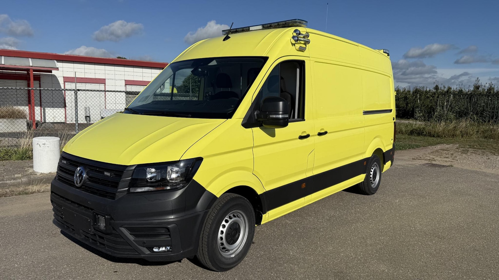 Volkswagen Crafter - Ambulance TWEE OP VOORRAAD! - AutoWereld.nl