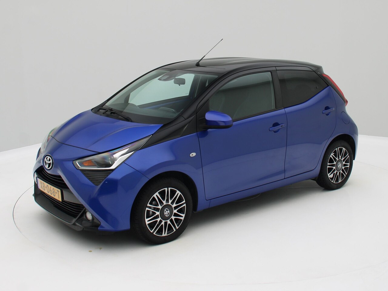 Toyota Aygo - 1.0 VVT-i x-clusiv 1/2 Leder /Camera - AutoWereld.nl
