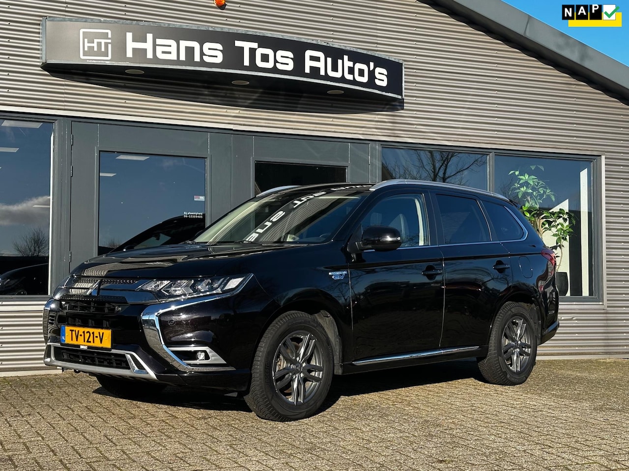 Mitsubishi Outlander - 2.4 PHEV Intense+ 4WD Panorama / Trekhaak / Leer - AutoWereld.nl