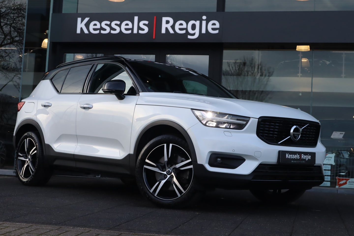 Volvo XC40 - 1.5 T5 Recharge R-Design Pano H&K 360 El.Haak ACC Keyless 19” Stuur/Stoelverwarming - AutoWereld.nl