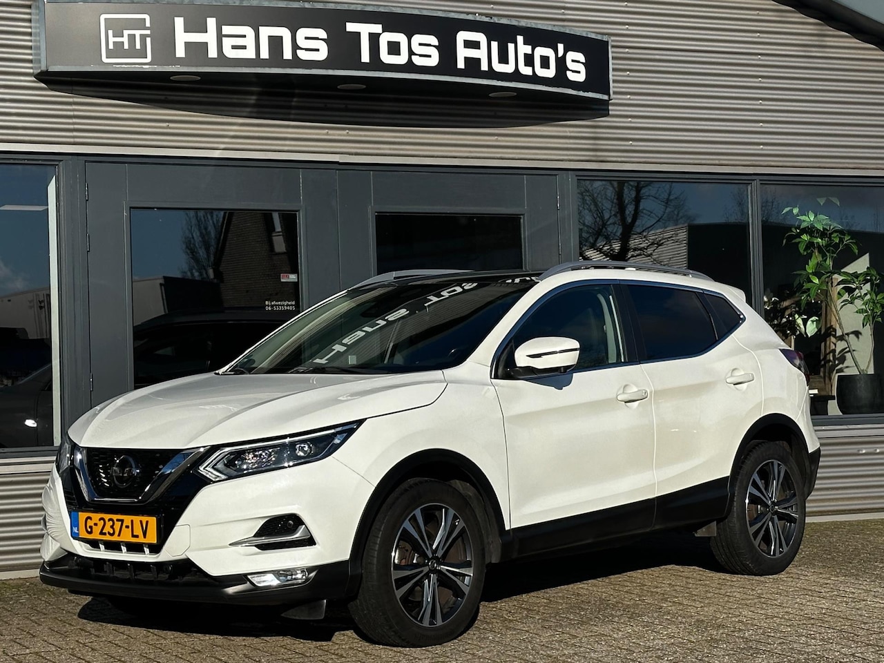 Nissan Qashqai - 1.3 DIG-T 160pk N-Connecta AUT7 Panorama / Trekhaak / LED/ 18" - AutoWereld.nl