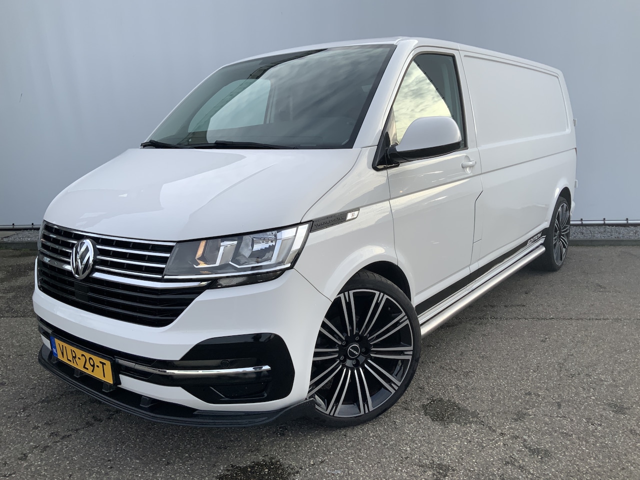 Volkswagen Transporter - 2.0 TDI L2H1 28 Airco Cruise Alu Velg Side Bar Leer Trekhaak 2500 kg Alu Velg Euro 6 - AutoWereld.nl