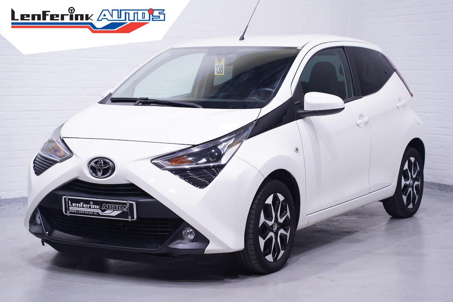 Toyota Aygo - 1.0 VVT-i x-joy Climate control Camera Apple Carplay Cruisecontrol 1e Eigenaar NAP - AutoWereld.nl