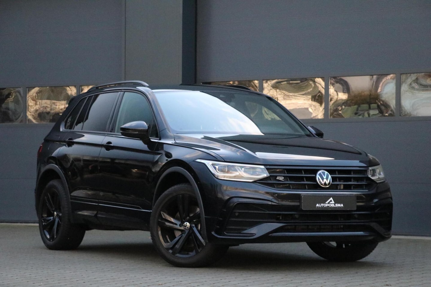 Volkswagen Tiguan - 1.4 TSI eHybrid R-Line BlackStyle AdaptivCruise IQDrive AppleCarplay Lederen Zetels Privac - AutoWereld.nl