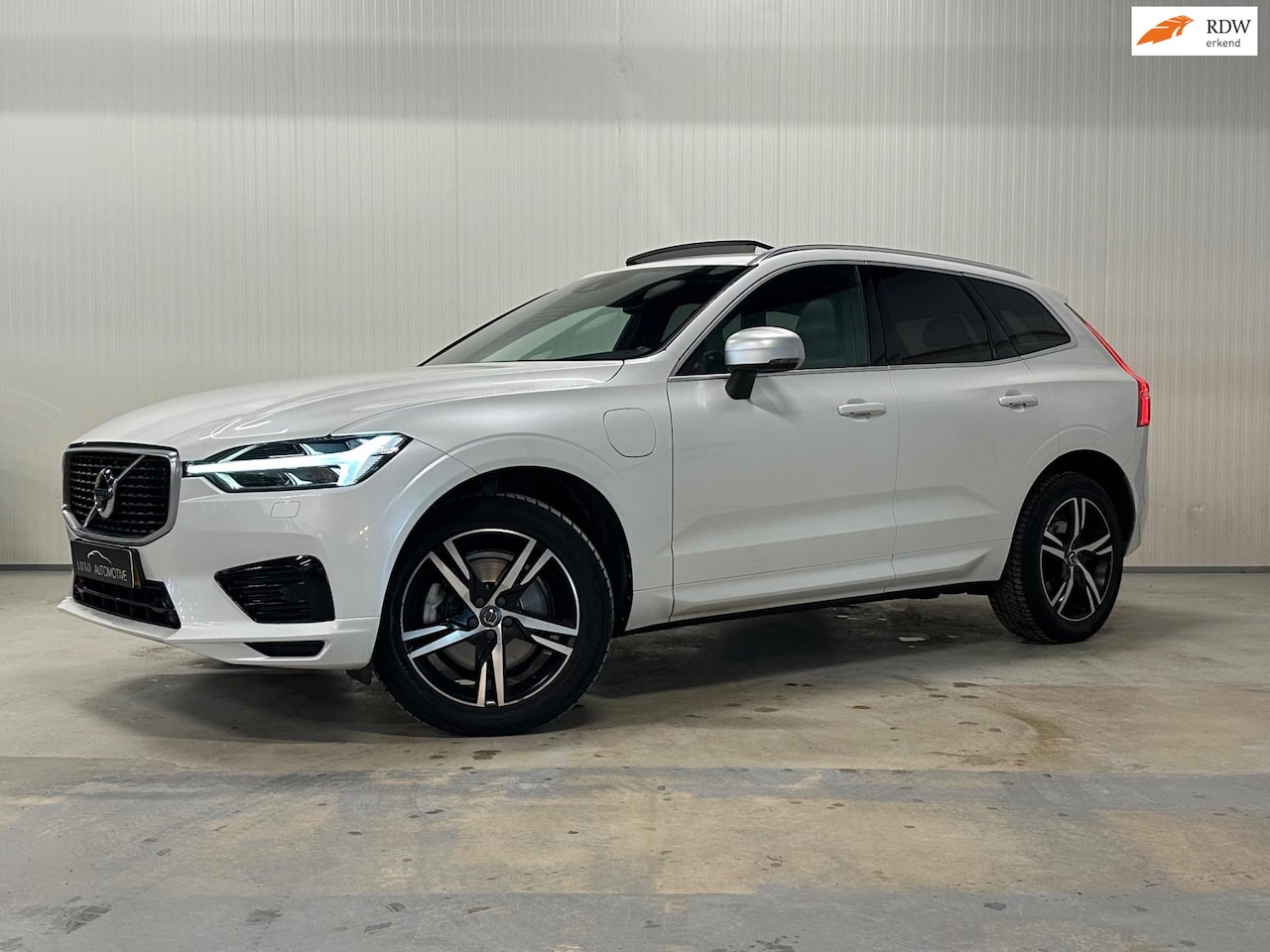 Volvo XC60 - 2.0 T8 Twin Engine AWD Momentum | PANO | R-DESIGN | LED | PLUG IN HYBRIDE - AutoWereld.nl