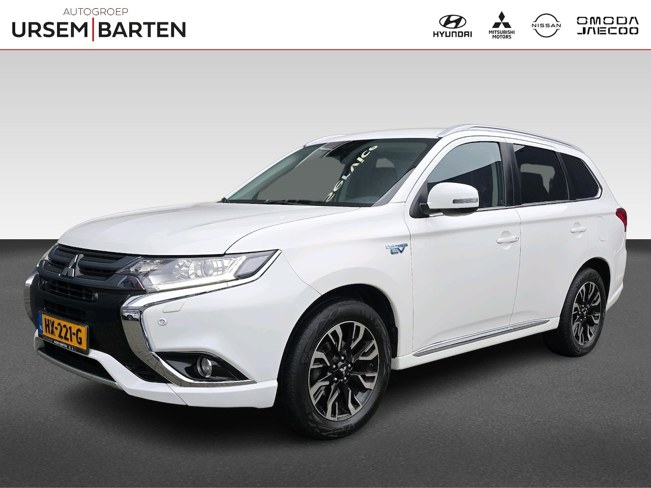 Mitsubishi Outlander - 2.0 PHEV Executive Edition | Automaat | 4WD | Navigatie | Achteruitrijcamera/Parkeersensor - AutoWereld.nl