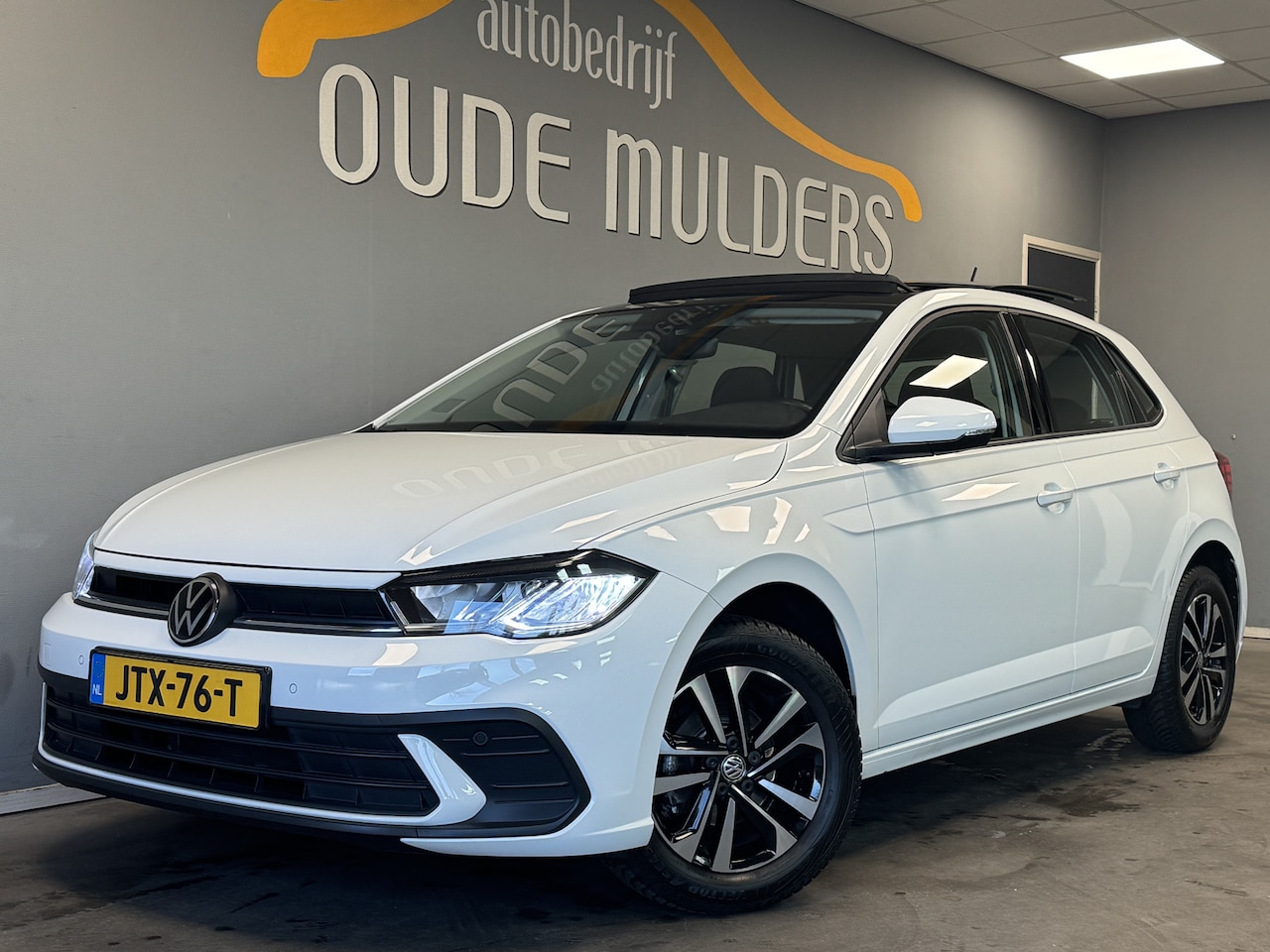 Volkswagen Polo - 1.0 Panoramadak/Stoelverwarming/Parkeersensoren - AutoWereld.nl