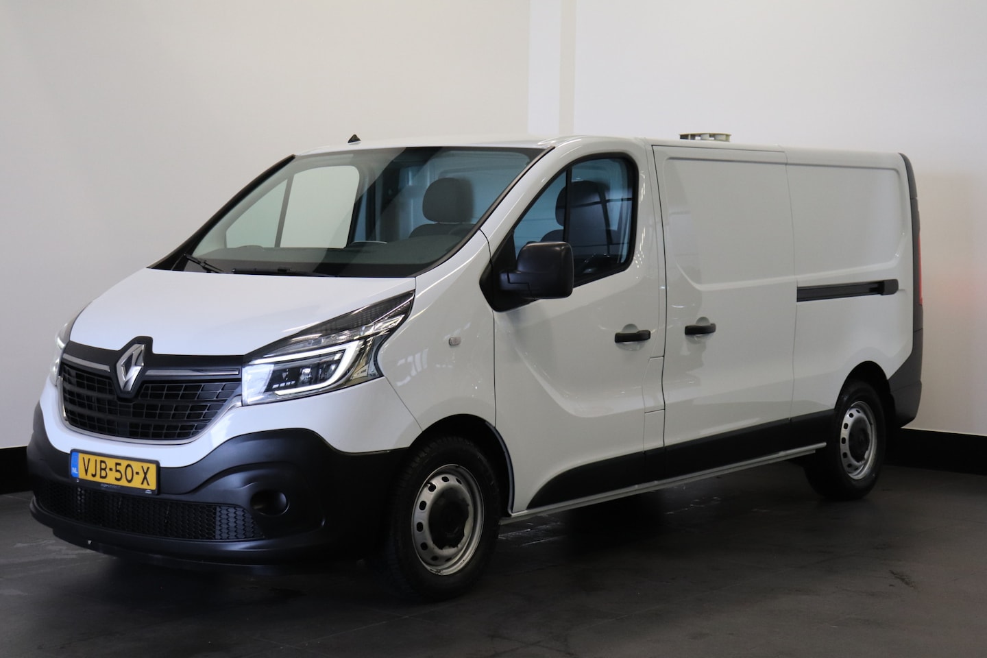Renault Trafic - 2.0 dCi L2 Automaat EURO 6 - Airco - Cruise - Trekhaak - €14.900,- Excl. - AutoWereld.nl
