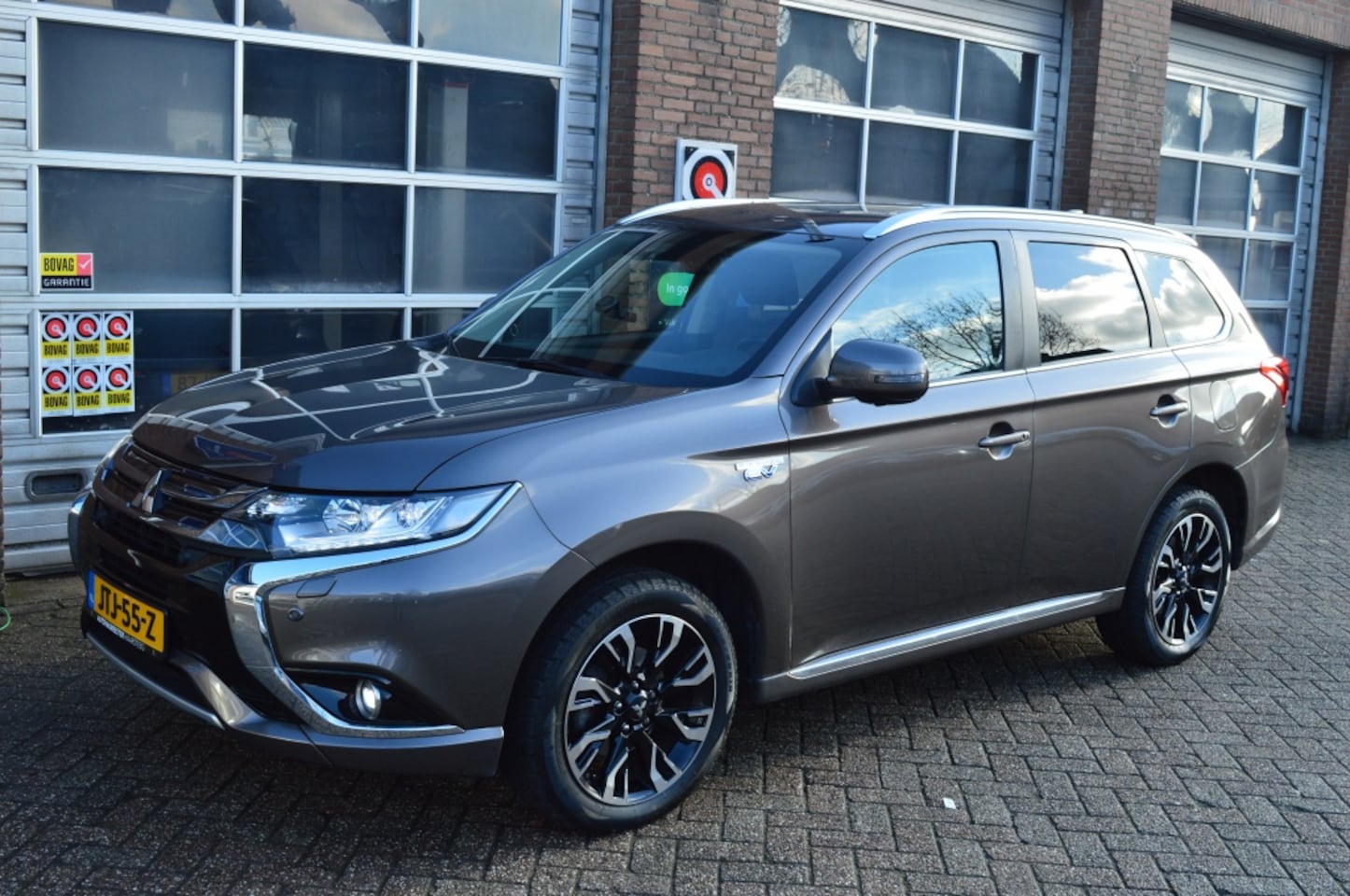 Mitsubishi Outlander - 2.0 PHEV PrestigeAutomaat, Electrische dakraam | Stuur/stoelverw - AutoWereld.nl