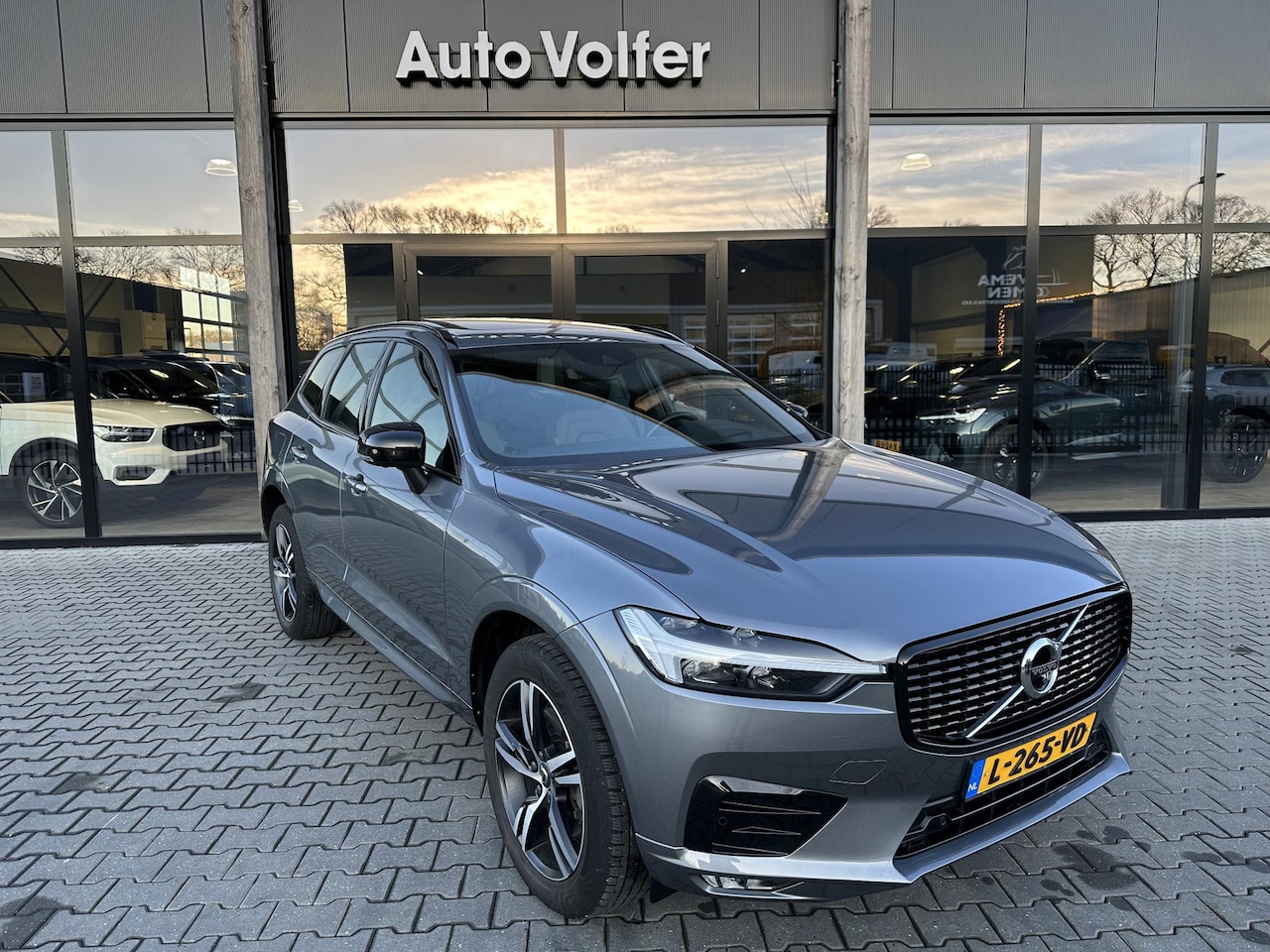 Volvo XC60 - 2.0 B5 R-Design Pano|ACC|cam|Standkachel - AutoWereld.nl