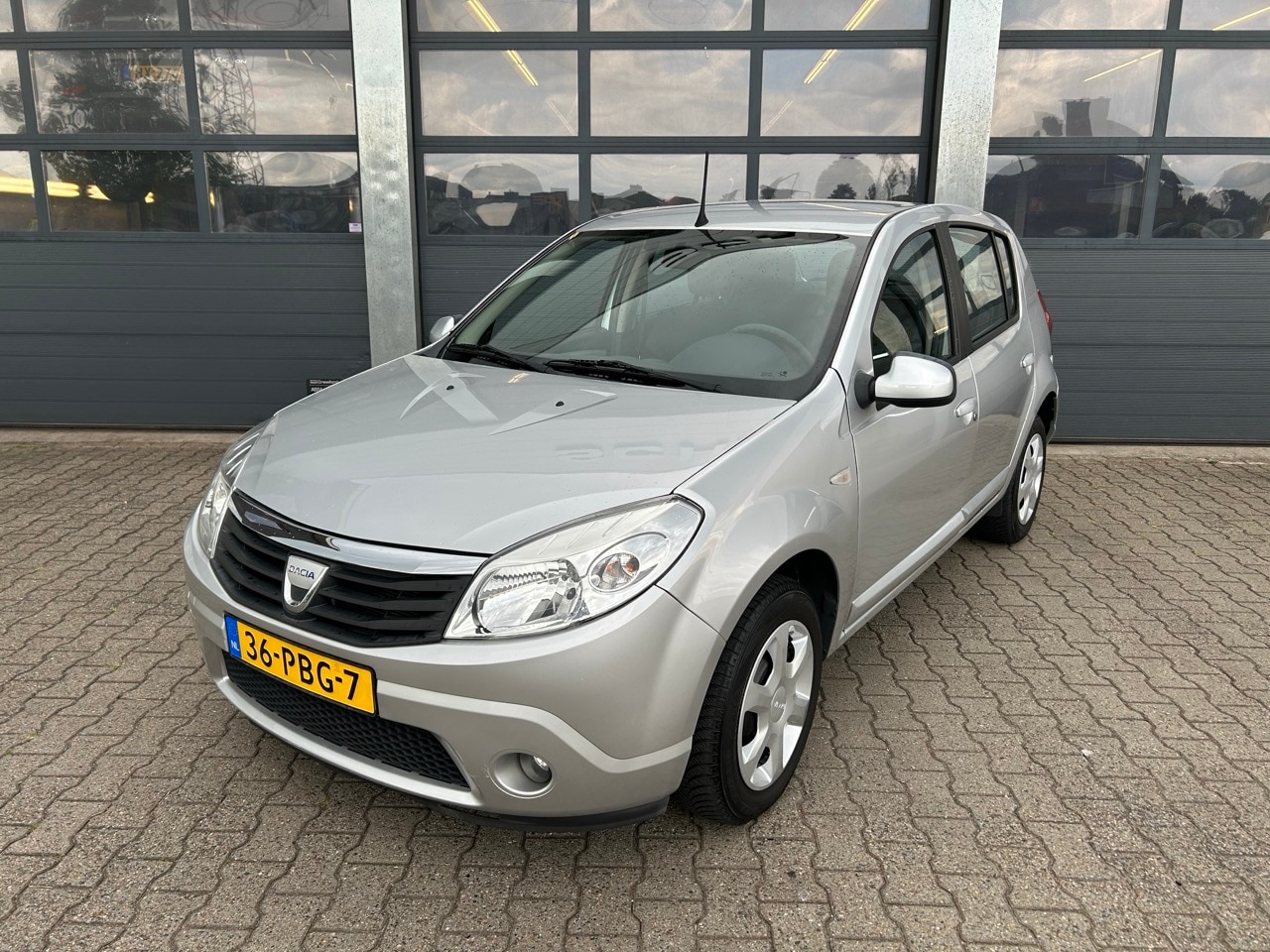 Dacia Sandero - 1.2 16V 75pk Laureate - AutoWereld.nl
