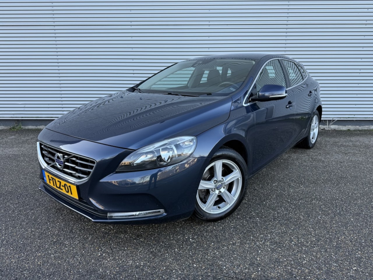Volvo V40 - 1.6 T4 Momentum Automaat NAP Trekhaak pdc stoelverwarming - AutoWereld.nl