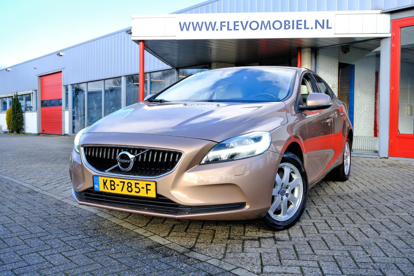 Volvo V40 - 2.0 T2 Momentum Navi|LED|Clima|Standkachel|LMV - AutoWereld.nl