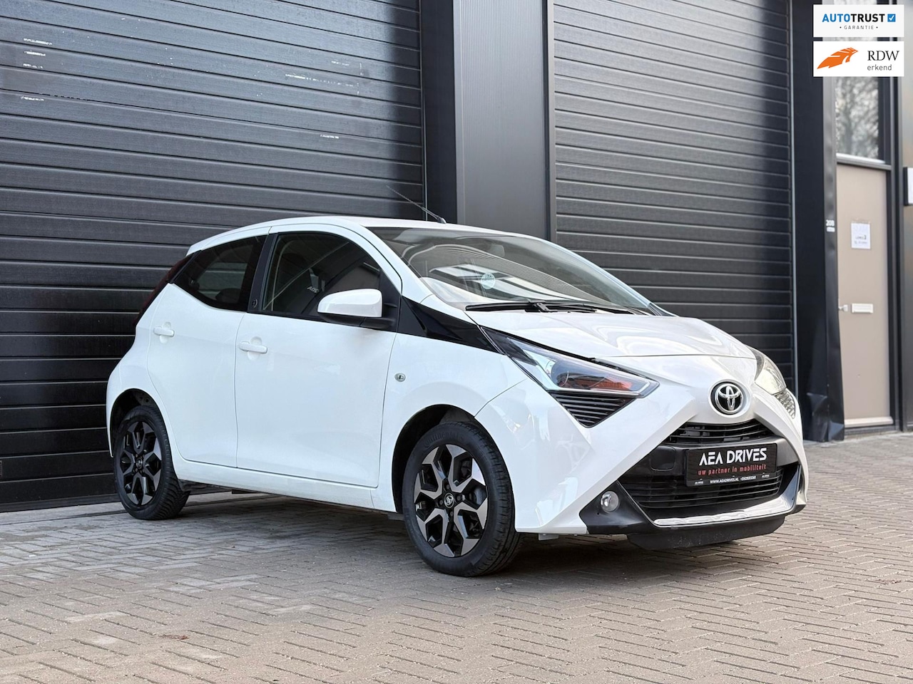 Toyota Aygo - | 53.160 km | Apple CarPlay | Camera | Airco | Cruise Control | Efficiënt, stijlvol en rij - AutoWereld.nl