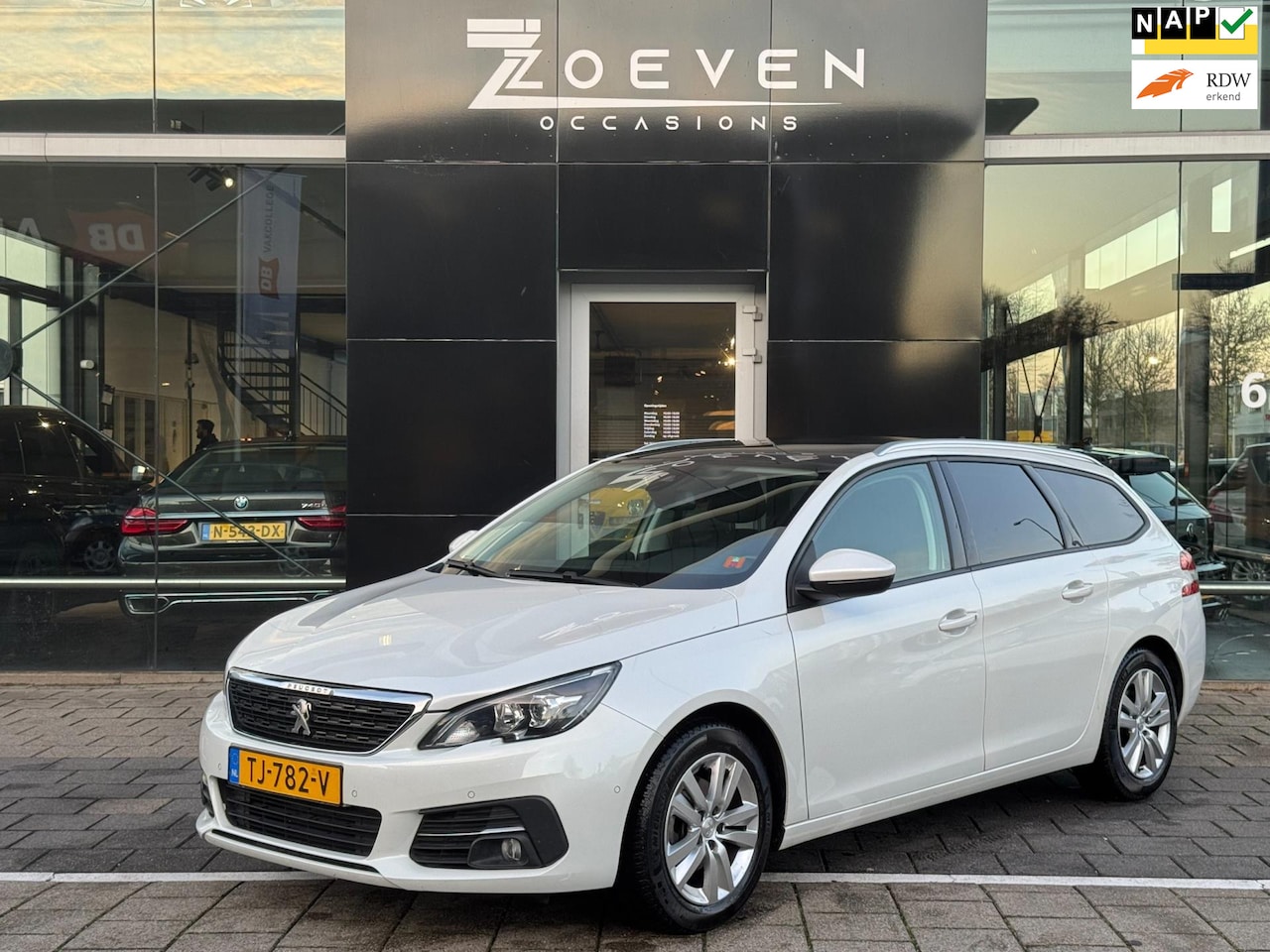 Peugeot 308 SW - 1.2 PureTech Blue Lease Executive 1.2 PureTech Blue Lease Executive - AutoWereld.nl