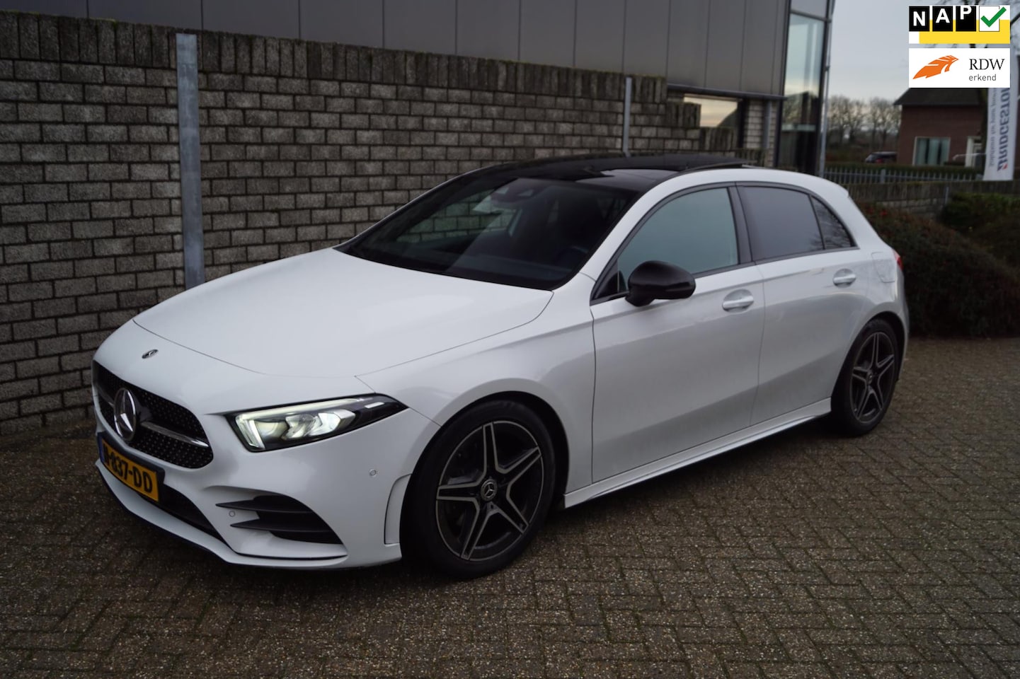 Mercedes-Benz A-klasse - 180 Business Solution AMG Pamodak Sfeerverlichting Apple Carplay Camera Stoelverwarming - AutoWereld.nl