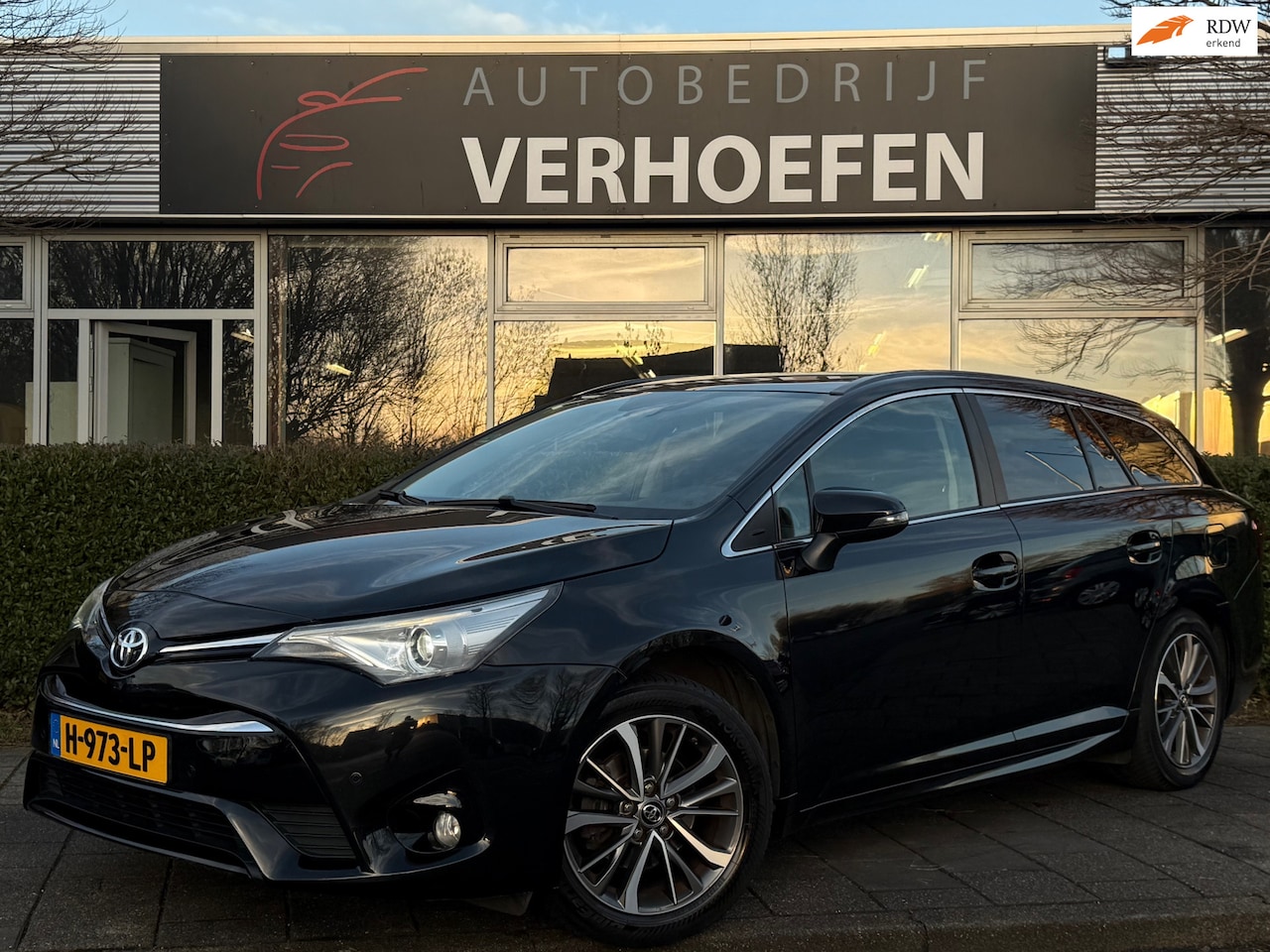 Toyota Avensis Touring Sports - 1.8 VVT-i Executive - AUTOMAAT - PANORAMADAK - PARKEERCAMERA - STOELVERWARMING - LANE ASSI - AutoWereld.nl