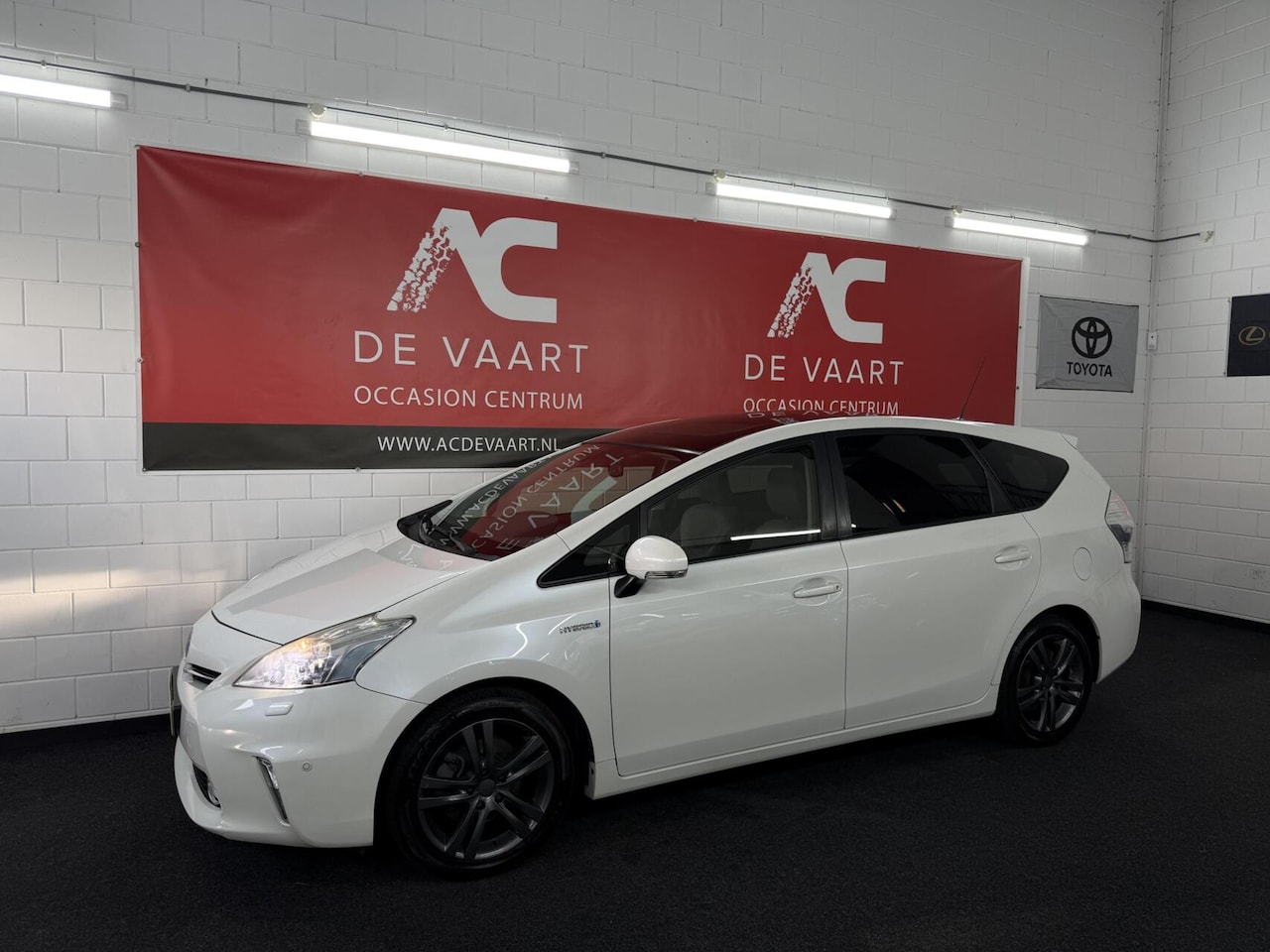 Toyota Prius Wagon - 1.8 Dynamic - NAVI/XENON/JBL/PANO/NAP - AutoWereld.nl