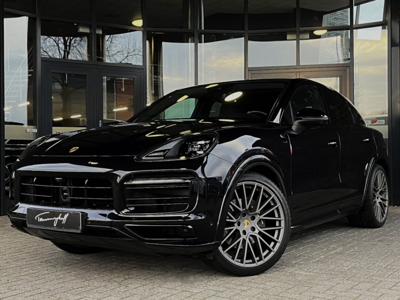 Porsche Cayenne Coupé - 3.0 E-HYBRID - ORG. NL. - SPORT CHR. - PANO - 4-WIELST. - 22 INCH - AutoWereld.nl