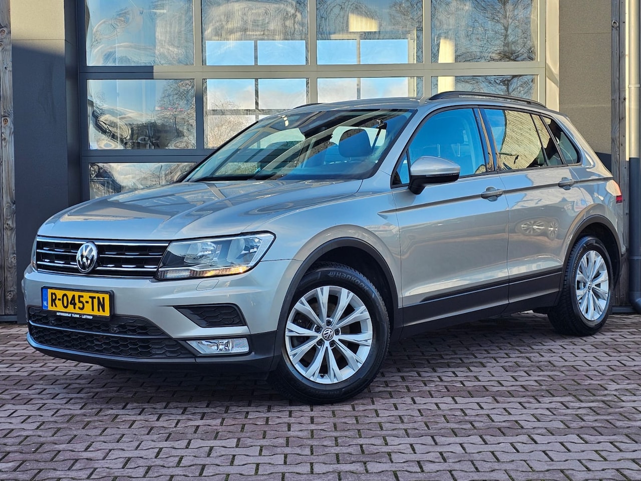 Volkswagen Tiguan - 1.4 TSI ACT Comfortline | Navi | Cruise | Trekhaak | PDC | Stoelverwarming | All-seasons | - AutoWereld.nl