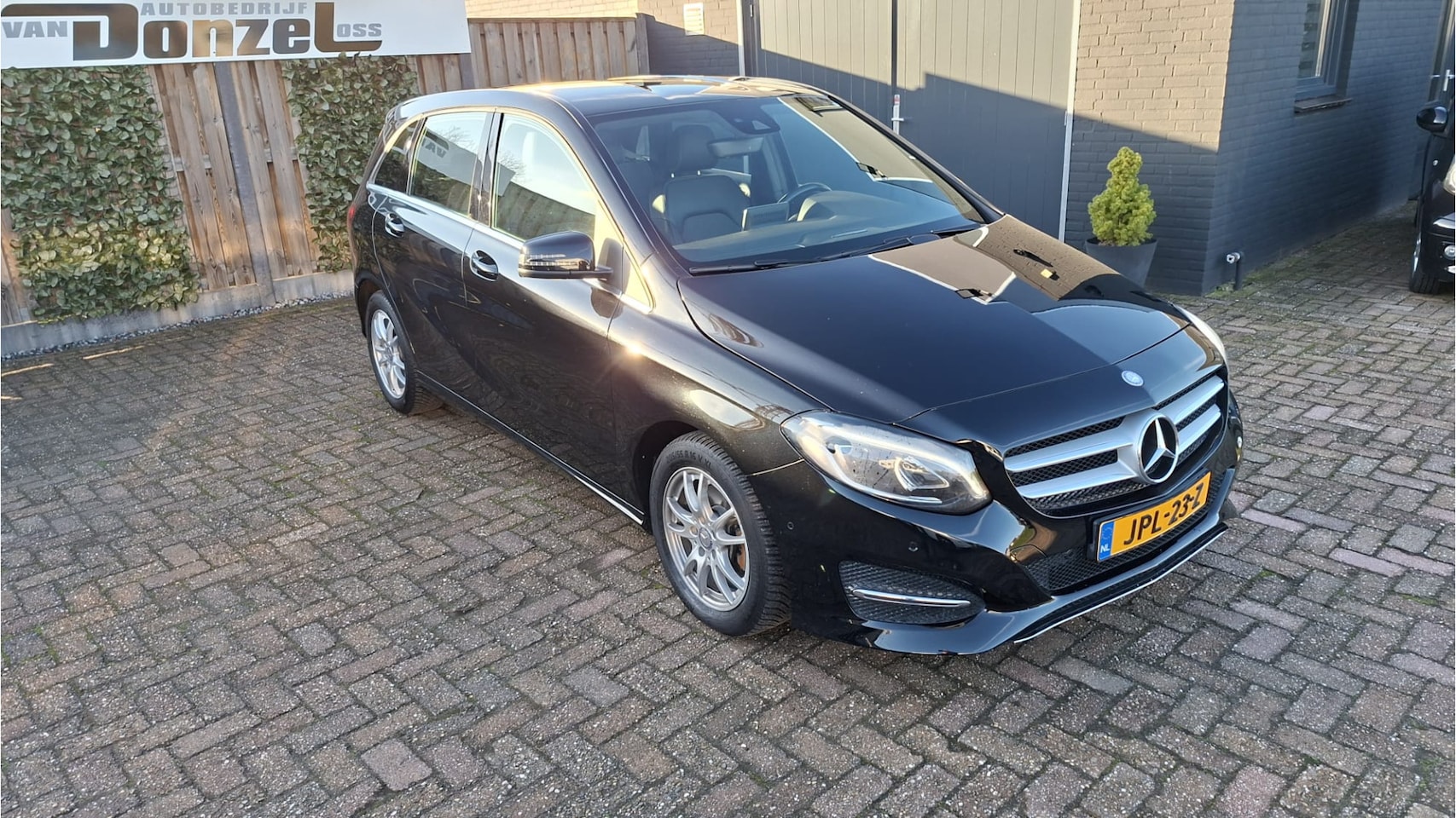 Mercedes-Benz B-klasse - 180 Ambition - AUTOMAAT- NAVIGATIE - AutoWereld.nl