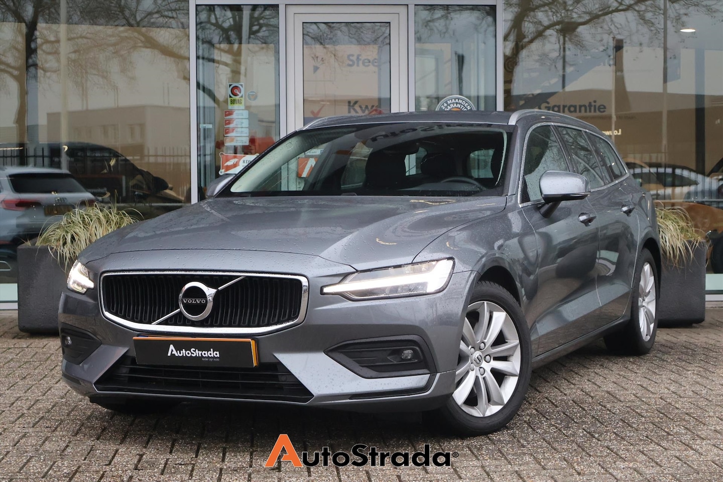 Volvo V60 - B3 Business Pro 163pk | ACC | Navigatie | Carplay | Climate | Sensoren | Trekhaak | Keyles - AutoWereld.nl