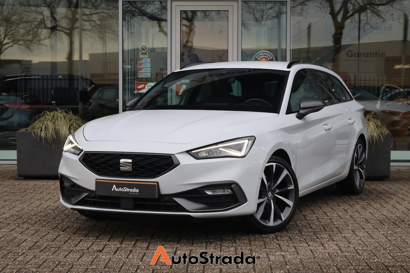 SEAT Leon Sportstourer - 1.5 FR TSI 150pk | Camera | Cruise | Trekhaak | Climate | Sfeer | Stoelverwarming | LED - AutoWereld.nl