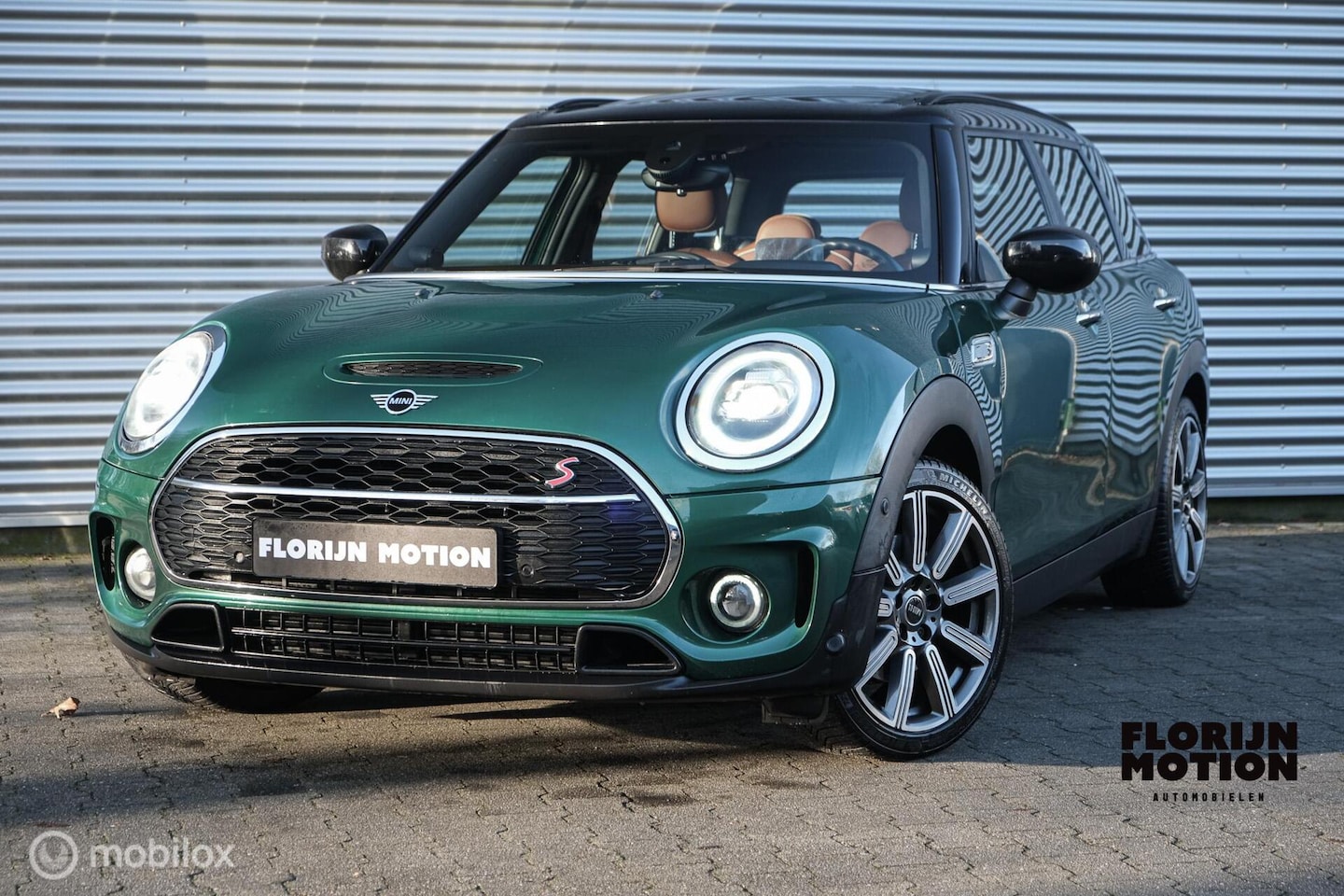 MINI Clubman - 2.0 Cooper S | Britisch Racing Green | Chester Brown | HUD | Camera | Trekhaak | Pano | Ha - AutoWereld.nl