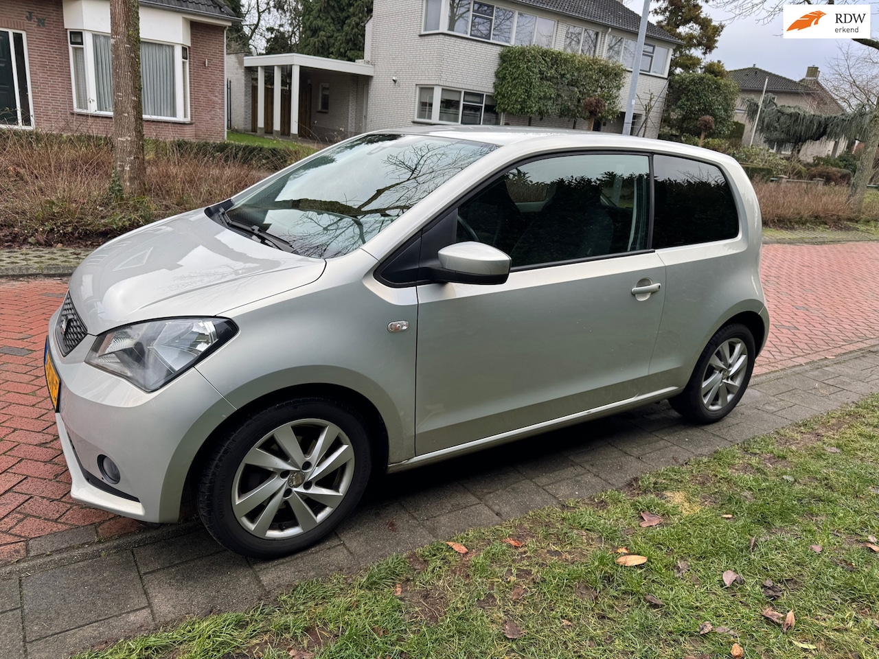 SEAT Mii - 1.0 Style Sport 1.0 Style Sport, met Airco, flauwe deuk (zie foto's), APK 23-07-2026. - AutoWereld.nl