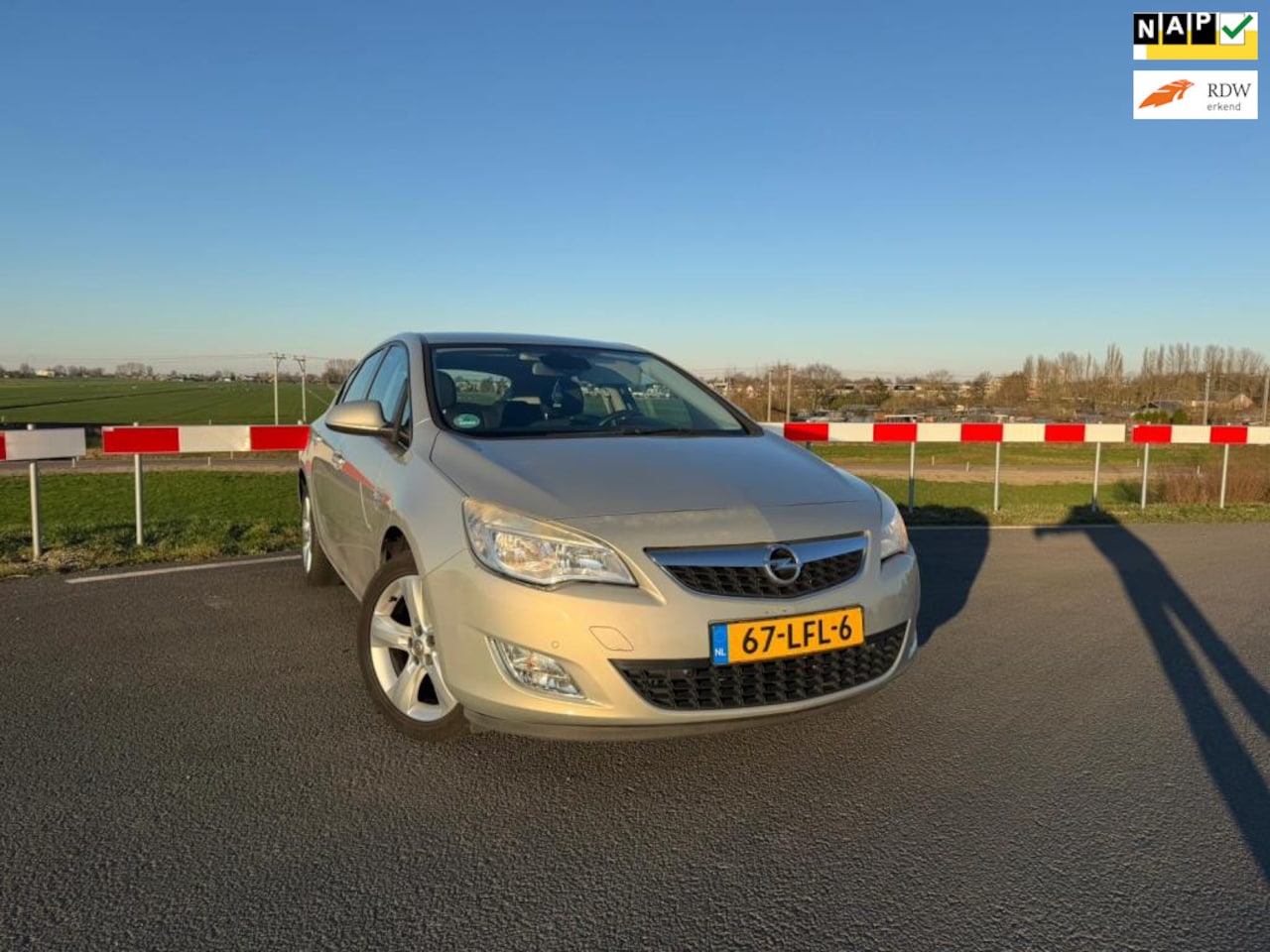 Opel Astra - 1.6 Edition Navi - PDC V+A - LM Velgen - AutoWereld.nl
