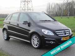 Mercedes-Benz B-klasse - 180 Met ECC / LEER / PDC / NAVIG / VELGEN