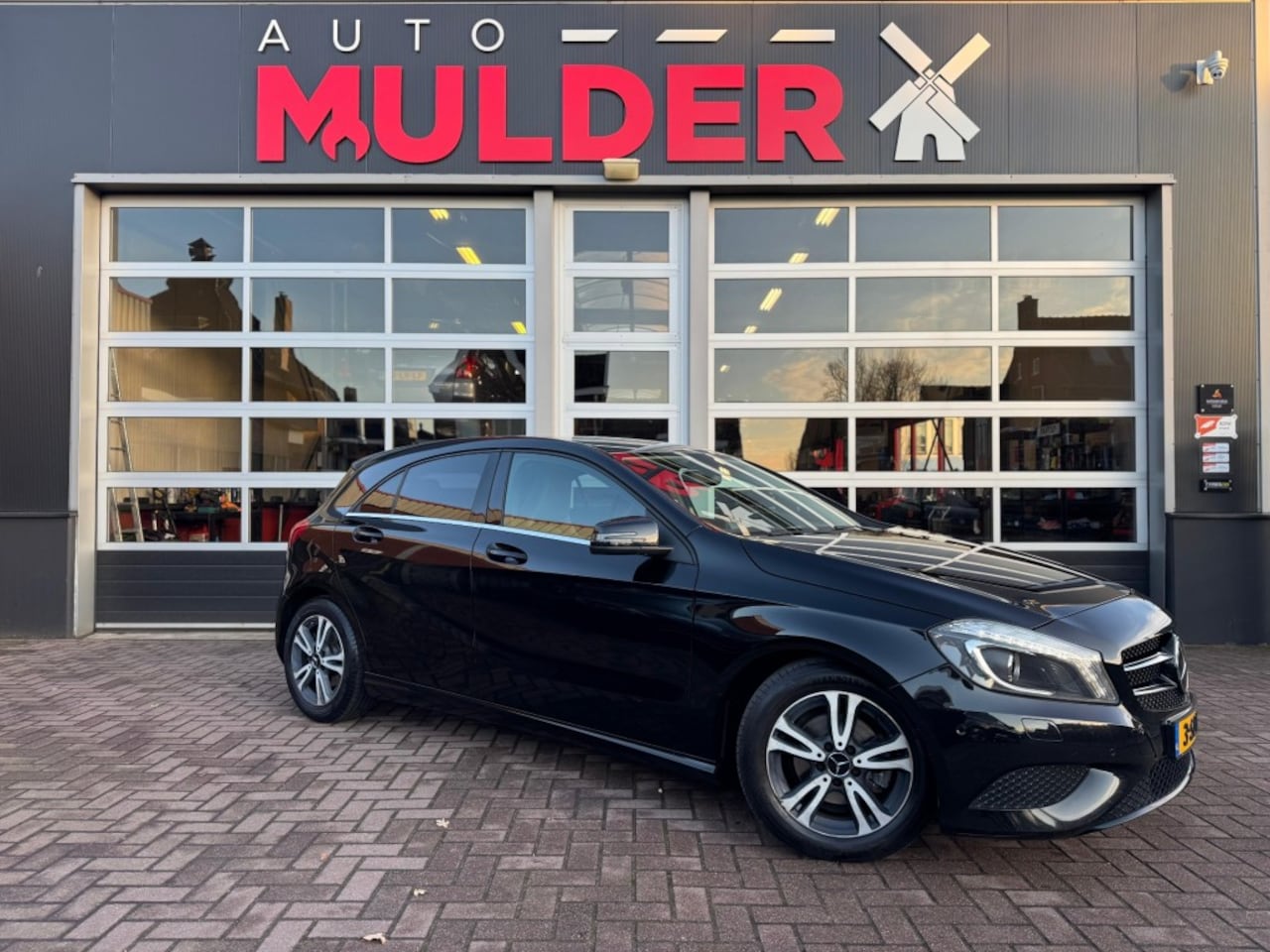 Mercedes-Benz A-klasse - 180 EDITION NAVIGATIE / XENON / LED / CRUISECONTROL / PDC / NETTE AUTO! - AutoWereld.nl