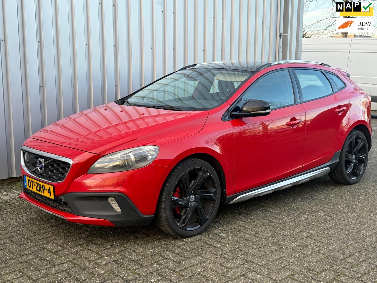 Volvo V40 Cross Country - 1.6 T4 Momentum/ AUT / PANO - AutoWereld.nl