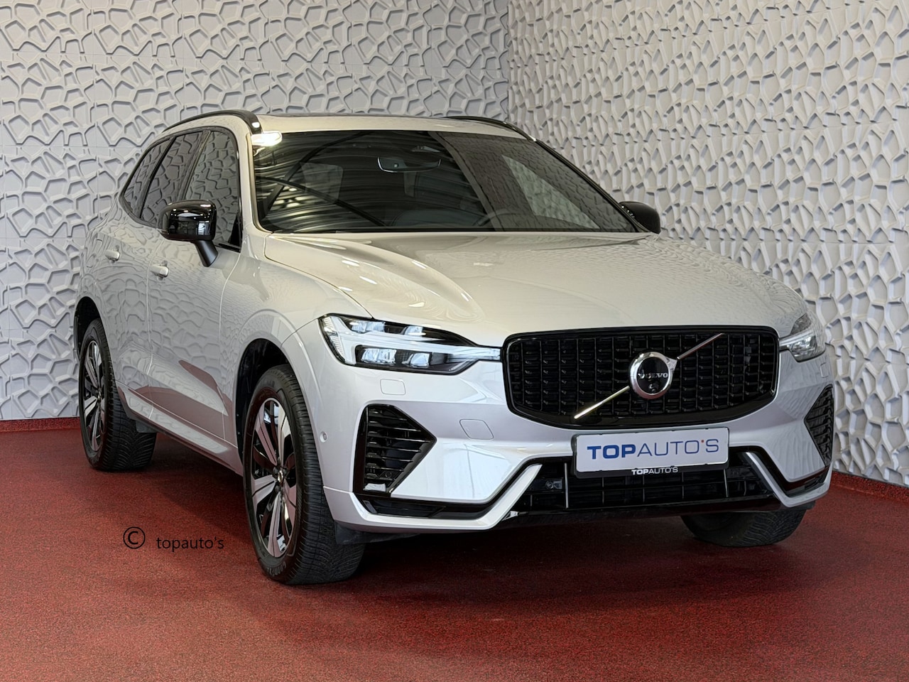 Volvo XC60 - 2.0 T6 350 PK PHEV AWD PLUS DARK + LONG RANGE PANO HARMAN-KARDON 360CAM ELEK.KLEP STUUR/ST - AutoWereld.nl