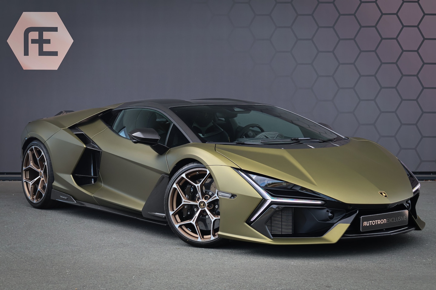 Lamborghini Revuelto - | LIFT | CARBON IN & EXTERIEUR | PASSENGER DISPLAY | ADAPTIVE CRUISE | APPLE CARPLAY | SON - AutoWereld.nl