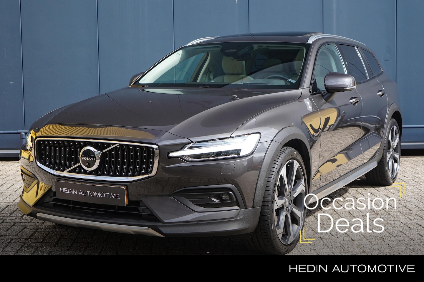 Volvo V60 Cross Country - 2.0 B5 AWD Ultimate | Trekhaak | Bowers & Wilkins | Geventileerde- stoelmassage | 360 came - AutoWereld.nl
